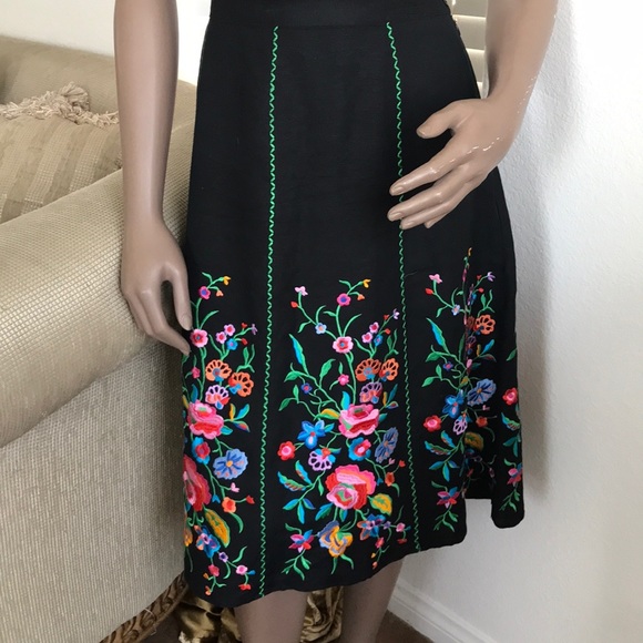 linea by louis dell’olio Dresses & Skirts - Gorgeous A line black skirt linen Large multicolored embroidered floral designer